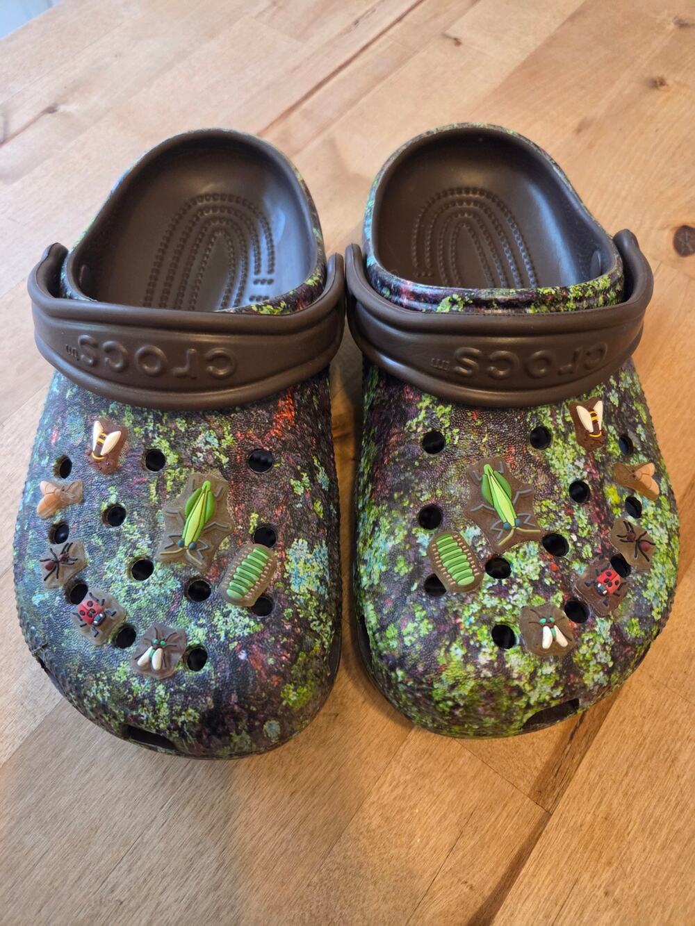 Crocs Kids Bugs Clogs Brown Marbled Camo  w-fixed bug embellishments Size J1
